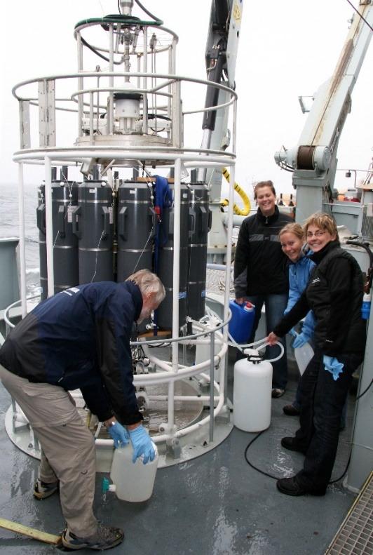 Tapning af vandprøver fra dybet. Copyright: Jens Tang.