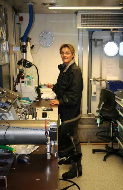 Arbejde i laboratoriet ombord på Vædderen. Copyright: Jens Tang.